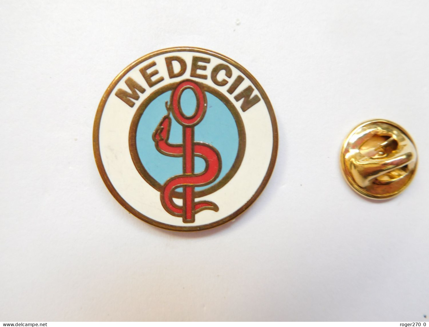 Beau Pin's En Zamac , Médical , Médecin , Caducée , Laboratoires Hoechst , Signé Coinderoux - Medizin