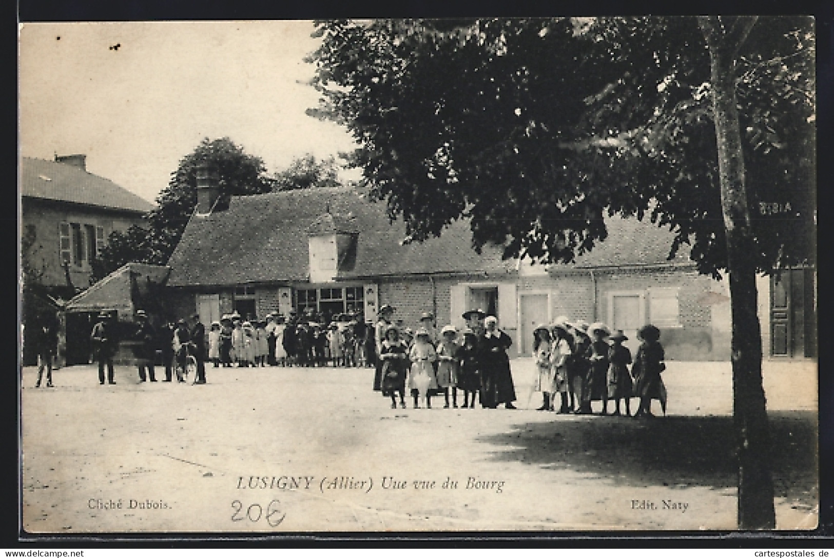 CPA Lusigny, Une Vue Du Bourg  - Autres & Non Classés