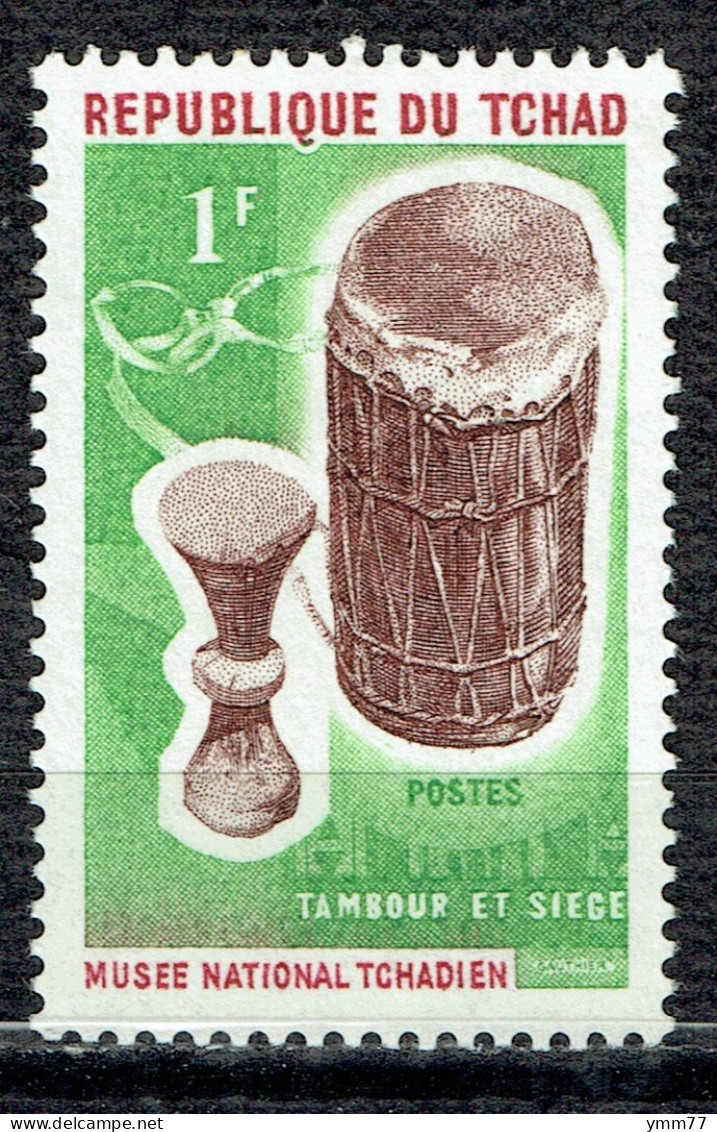 Instrument De Musique Du Musée National : Tambour Et Siège - Tchad (1960-...)