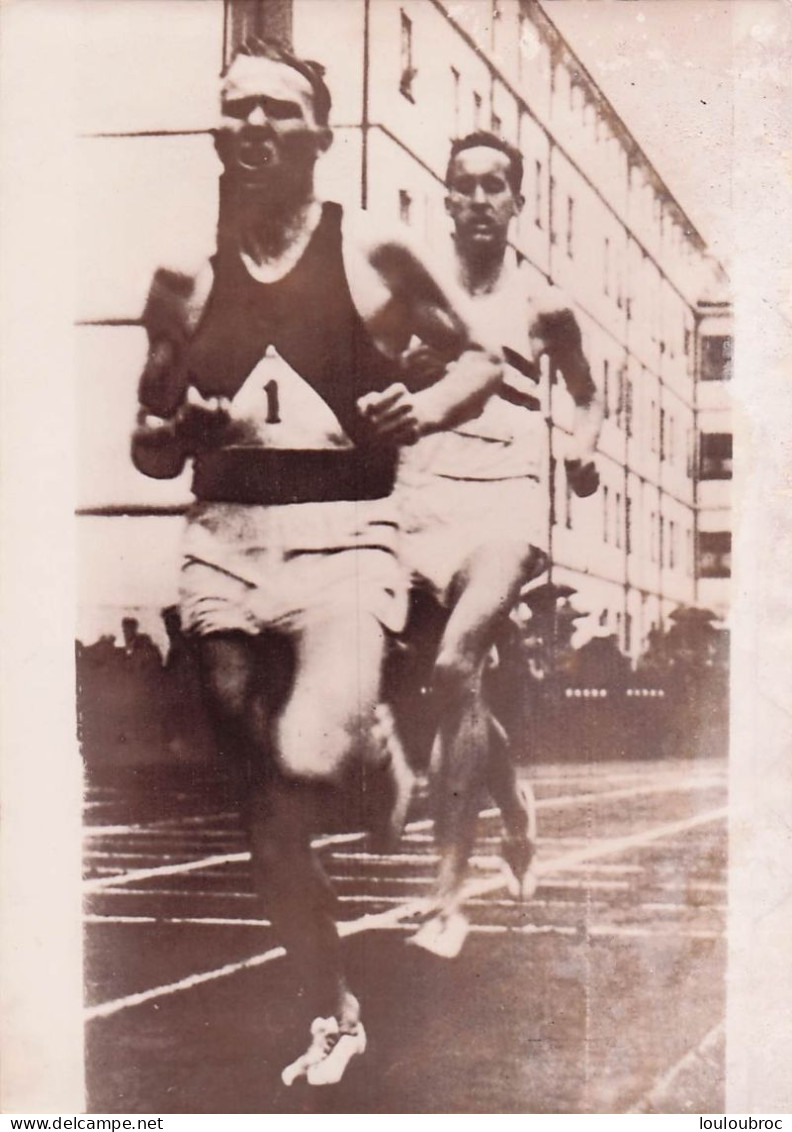 ATHLETISME 06/1956 BERGEN NORVEGE LE 5000 METRES VICTOIRE DE PIRIE DEVANT KUTS PHOTO 18 X 13 CM - Sports