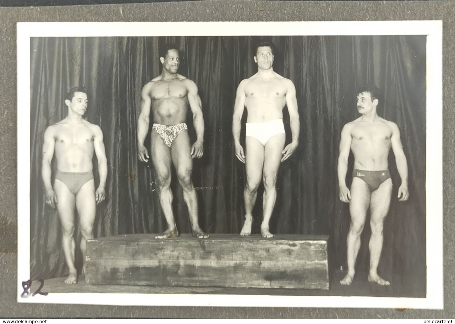 Photo Ancienne Homme Musclé Culturisme Culturiste Bodybuilder Slip De Bain Torse Nu - Sonstige & Ohne Zuordnung