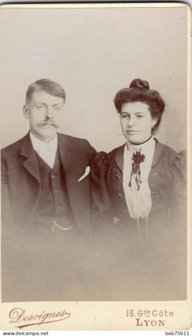 Photo CDV D'un Couple élégant Posant Dans Un Studio Photo A Lyon - Anciennes (Av. 1900)