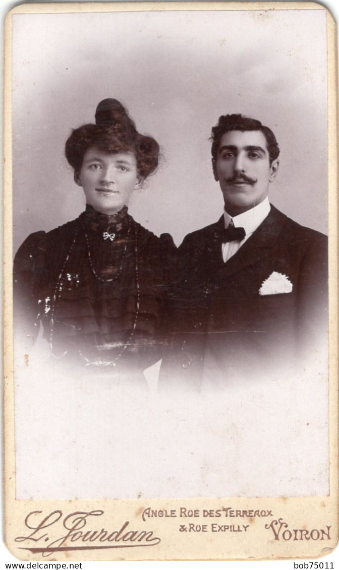 Photo CDV D'un Couple élégant Posant Dans Un Studio Photo A Voiron - Alte (vor 1900)