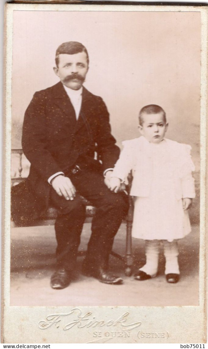 Photo CDV D'un Homme élégant Avec Un Petit Garcon Posant Dans Un Studio Photo A St-Ouen - Oud (voor 1900)