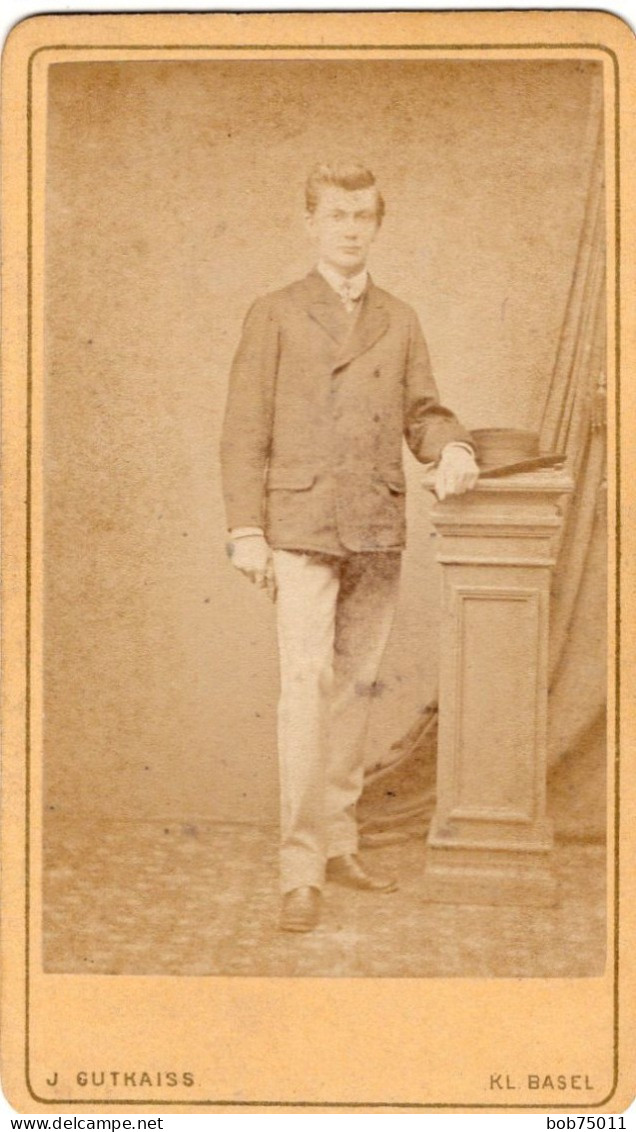 Photo CDV D'un Homme élégant Posant Dans Un Studio Photo A K L Basel ( Allemagne ) En 1871 - Oud (voor 1900)