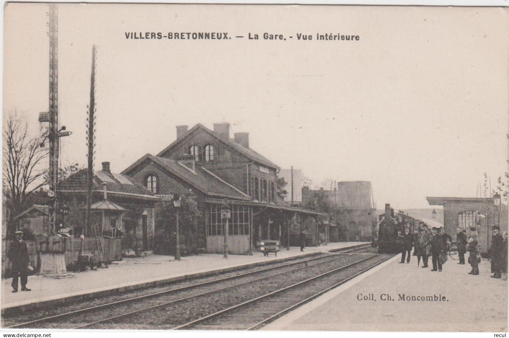 SOMME - VILLERS BRETONNEUX - La Gare - Vue Intérieure   ( Avec Train Et Voyageurs ) - Villers Bretonneux