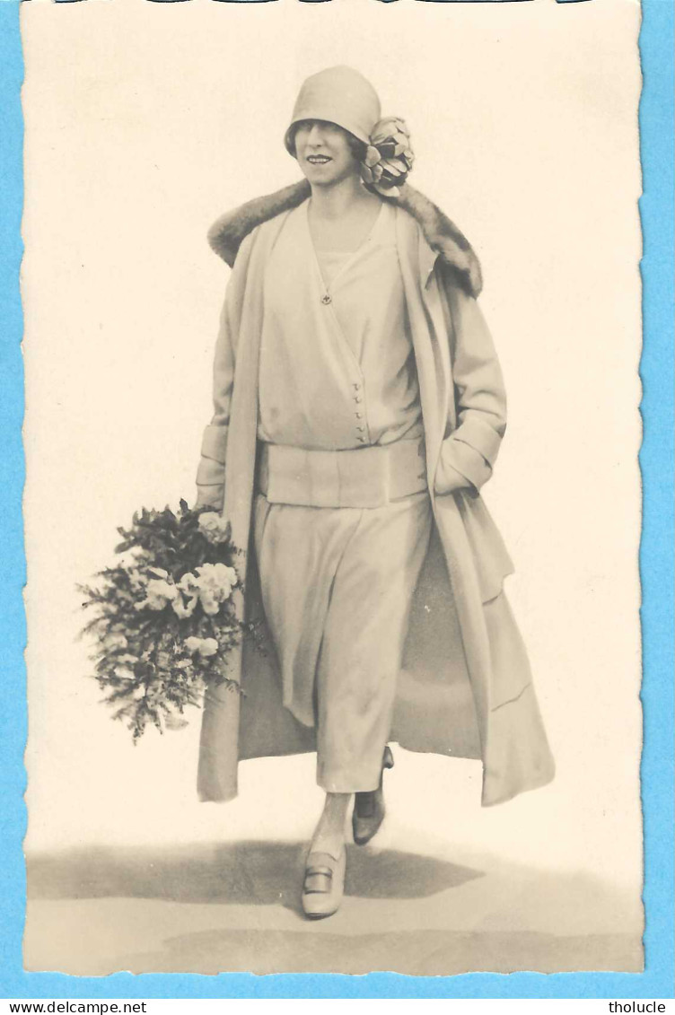 Carte-Photo  Signée-Paul Favresse-Belgique-+/-1925-S.M.Elisabeth, Reine Des Belges-Manteau-Robe-Chapeau -Mode-Fleurs - Mode