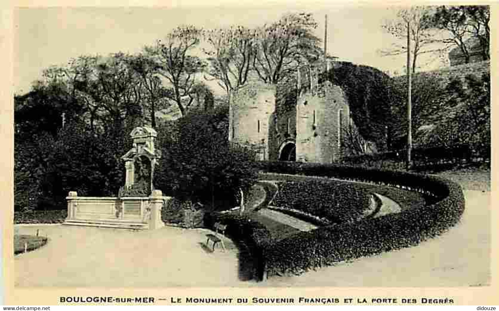 62 - Boulogne Sur Mer - Le Monument Du Souvenir Français Et La Porte Des Degrés - Ecrite - CPA - Voir Scans Recto-Verso - Boulogne Sur Mer