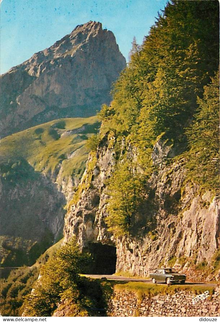 Automobiles - Sur La Route De L'Aubisque - Le Petit Tunnel Et Le Gabizos - CPM - Voir Scans Recto-Verso - Voitures De Tourisme