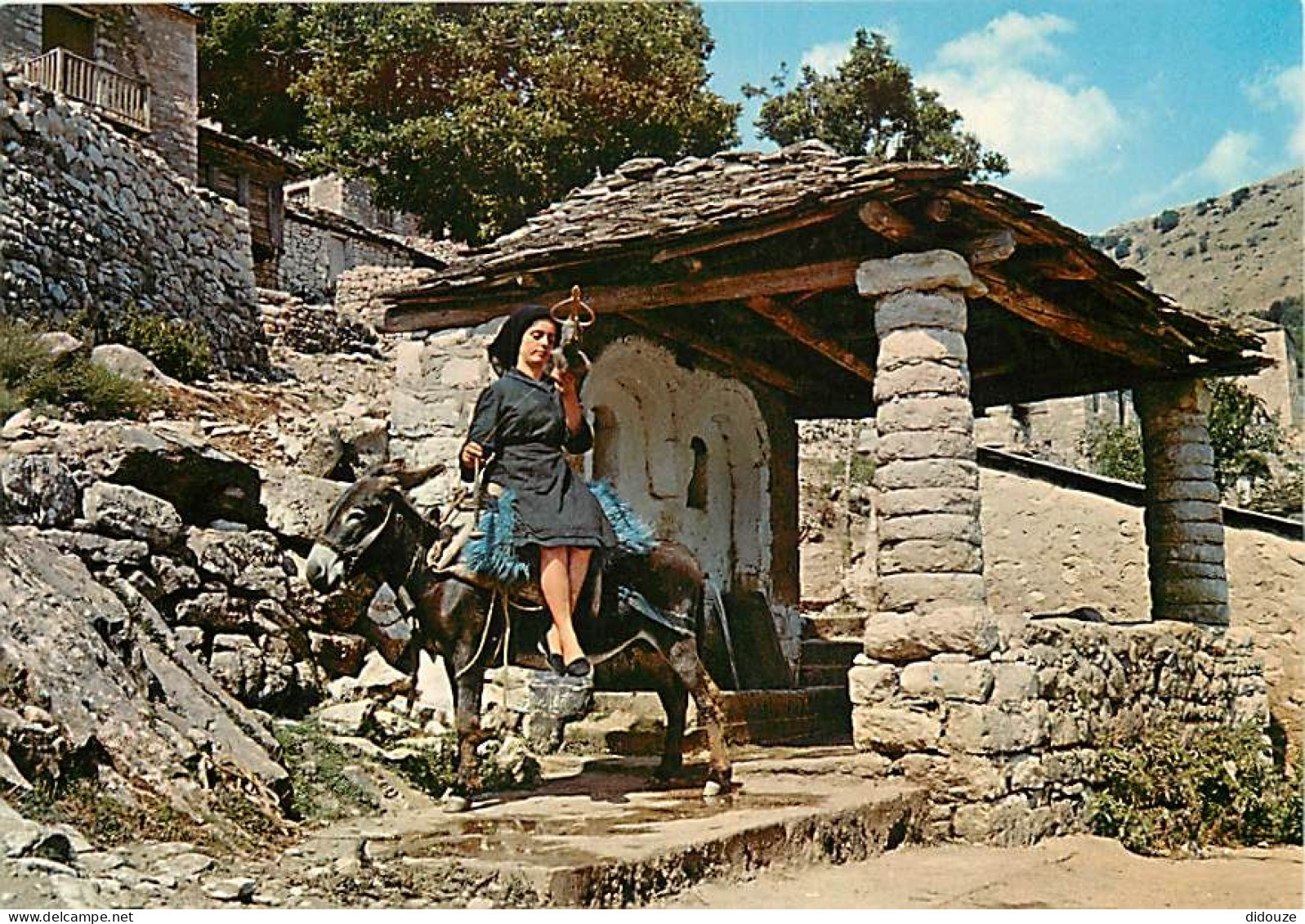 Grèce - Village Grecque - En Filant à La Fontaine - Anes - Folklore - Carte Neuve - CPM - Voir Scans Recto-Verso - Grèce