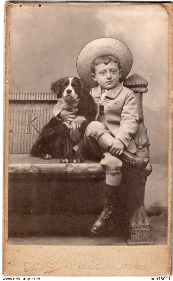 Photo CDV D'un Jeune Garcon élégant Avec Sont Chien Posant Dans Un Studio Photo A St-Omer - Alte (vor 1900)