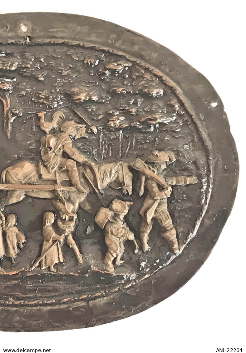 Plaque ovale en cuivre repoussé. Décor d’un groupe d’hommes, femmes et enfants - Route du Tokaido, Japon, 19ème siècle