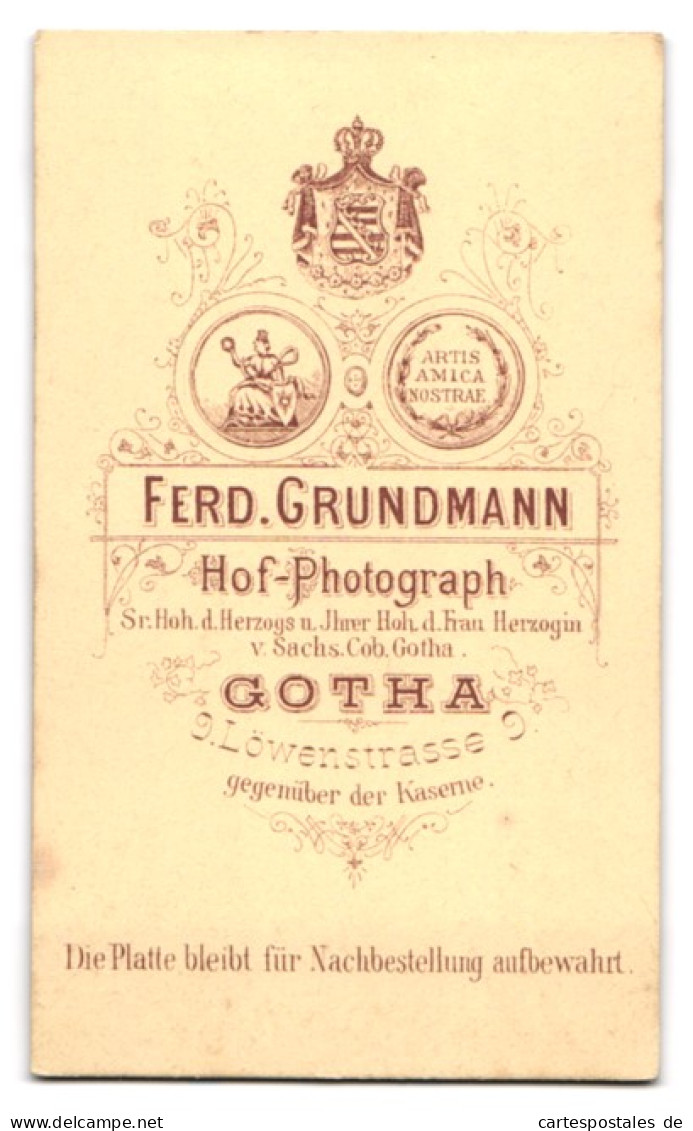 Fotografie F. Grundmann, Gotha, Löwenstrasse 9, Junge Dame Mit Opulentem Flecht-Dutt Und Medaillon  - Anonymous Persons