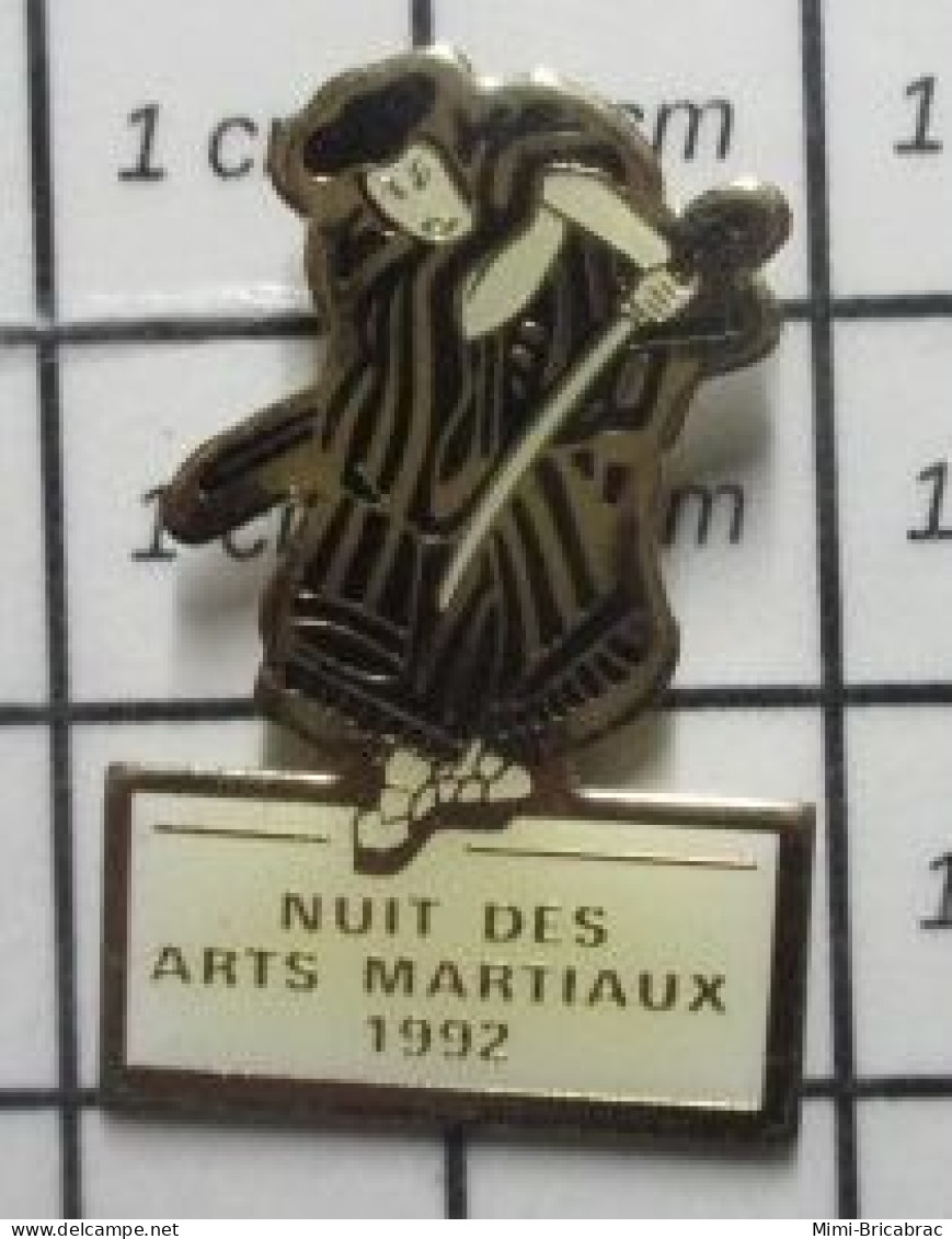 912c Pin's Pins / Beau Et Rare / SPORTS /  ARTS MARTIAUX NUIT 1992 SAMOURAI - Judo