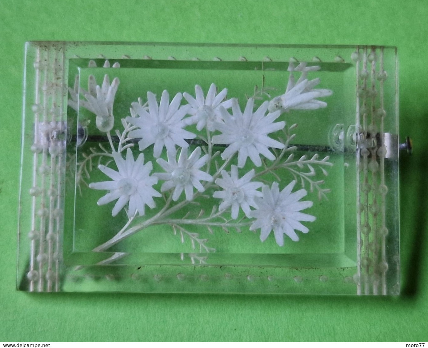 Ancienne BROCHE Avec Gravure De Fleurs - Plastique Dur ; Fermoir Spécial - " Laissé Dans Son Jus " - Vers 1920 1950 - Broschen