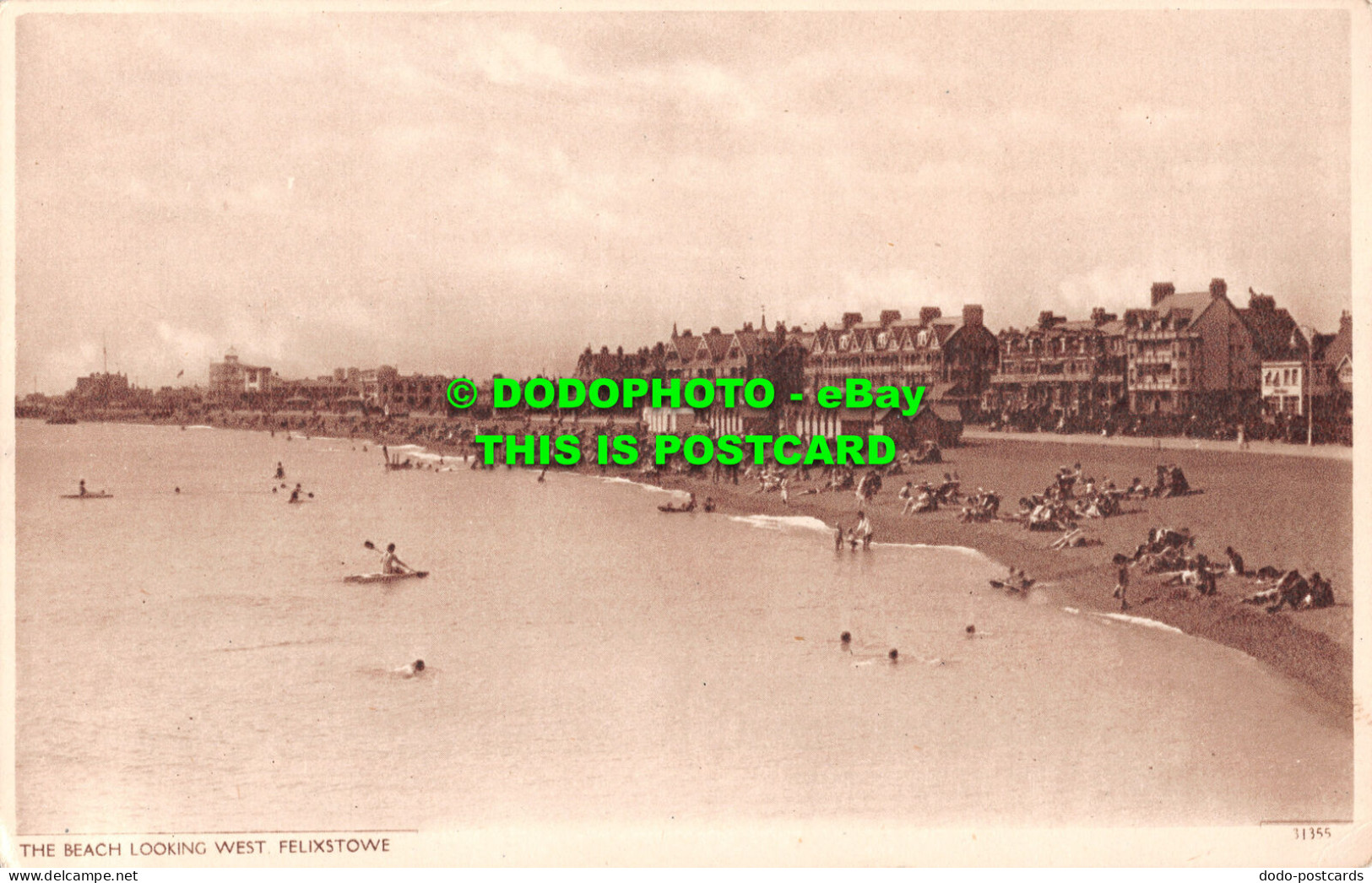 R513517 Felixstowe. The Beach Looking West. Postcard - Monde