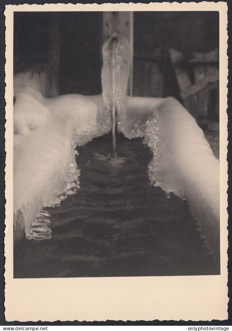 Dolomiti 1940 Acqua Scorre Nella Fontanella Ghiacciata Fotografia Vintage  - Lieux