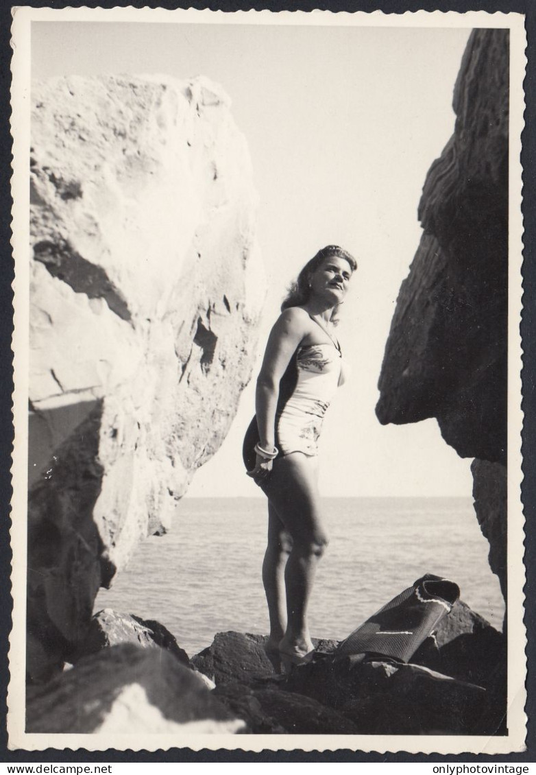 Caorle (VE) 1954 - Giovane Donna Tra Gli Scogli - Foto - Vintage Photo - Lugares