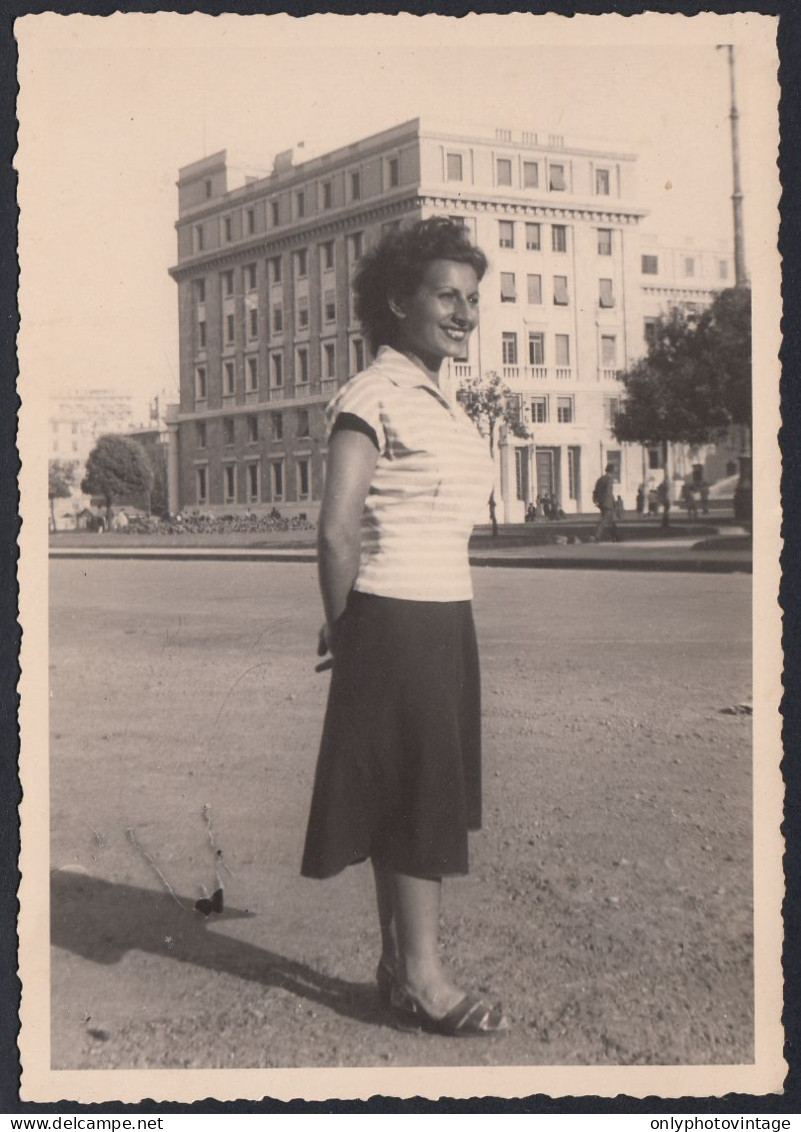 Genova 1948 - Donna In Piazza Della Vittoria - Fotografia - Vintage Photo - Places
