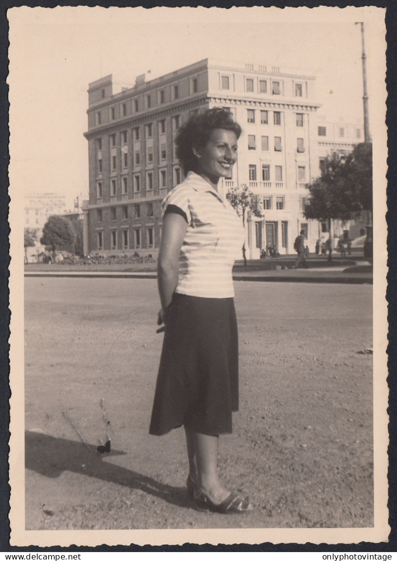 Genova 1948 - Donna In Piazza Della Vittoria - Fotografia - Vintage Photo - Lugares