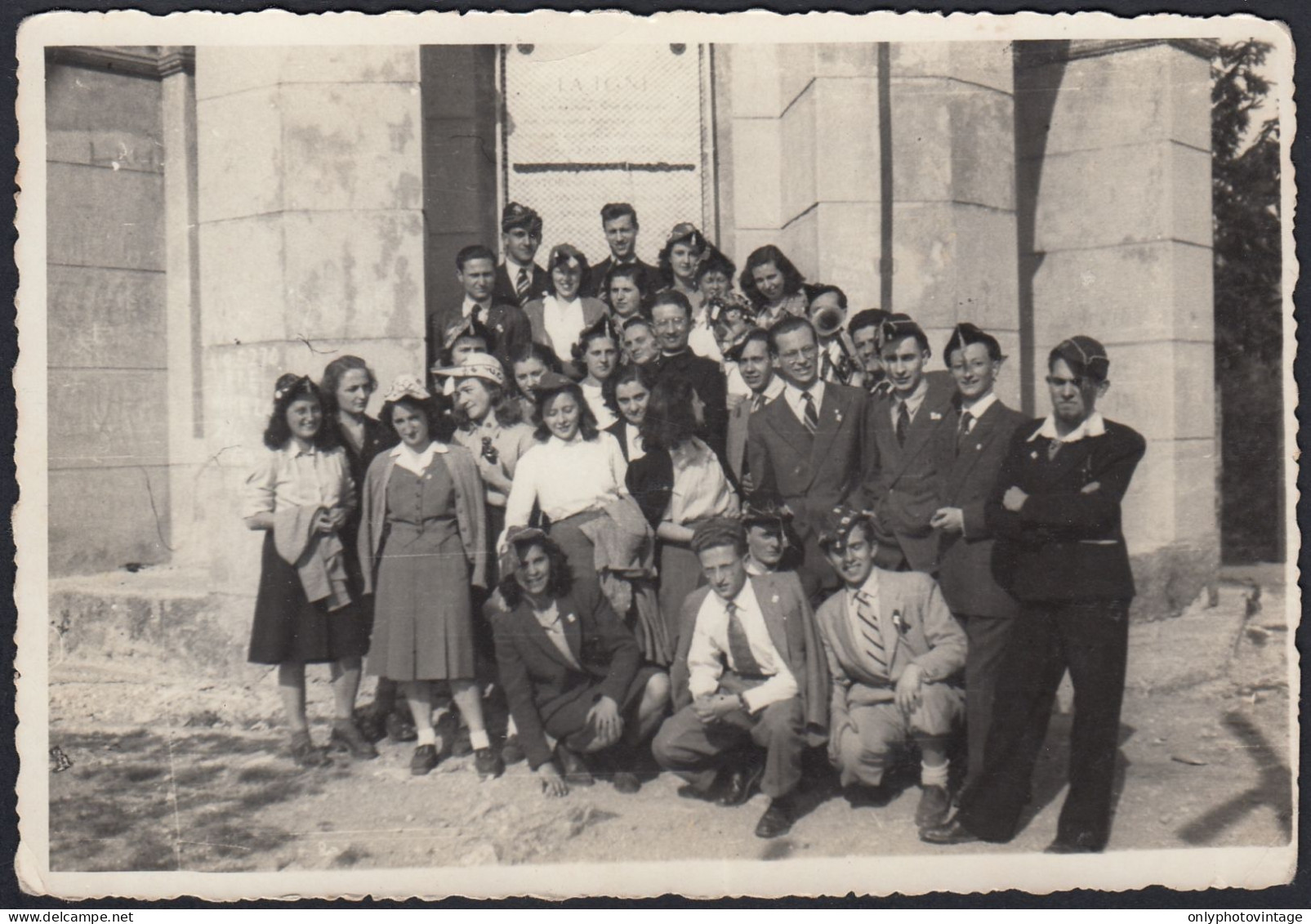 Davanti L'entrata Del Faro Di Brunate (CO) 1946 - Foto - Vintage Photo - Lugares