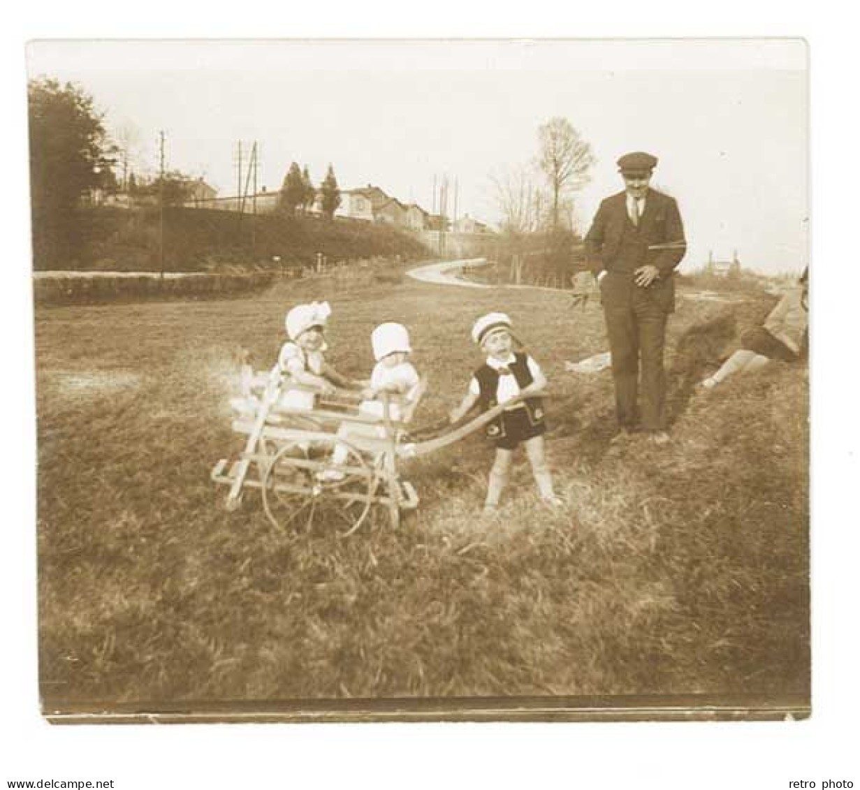 Photo Ancienne Miribel 1928, Homme Et Enfants Qui Jouent - Orte