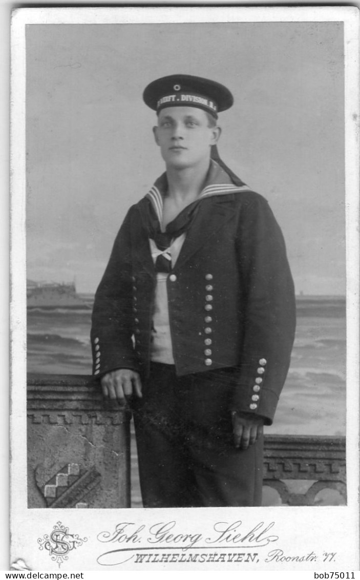 Photo CDV D'un Soldats De La Marine Allemande Posant Dans Un Studio Photo A Wilhelmshaven - Alte (vor 1900)