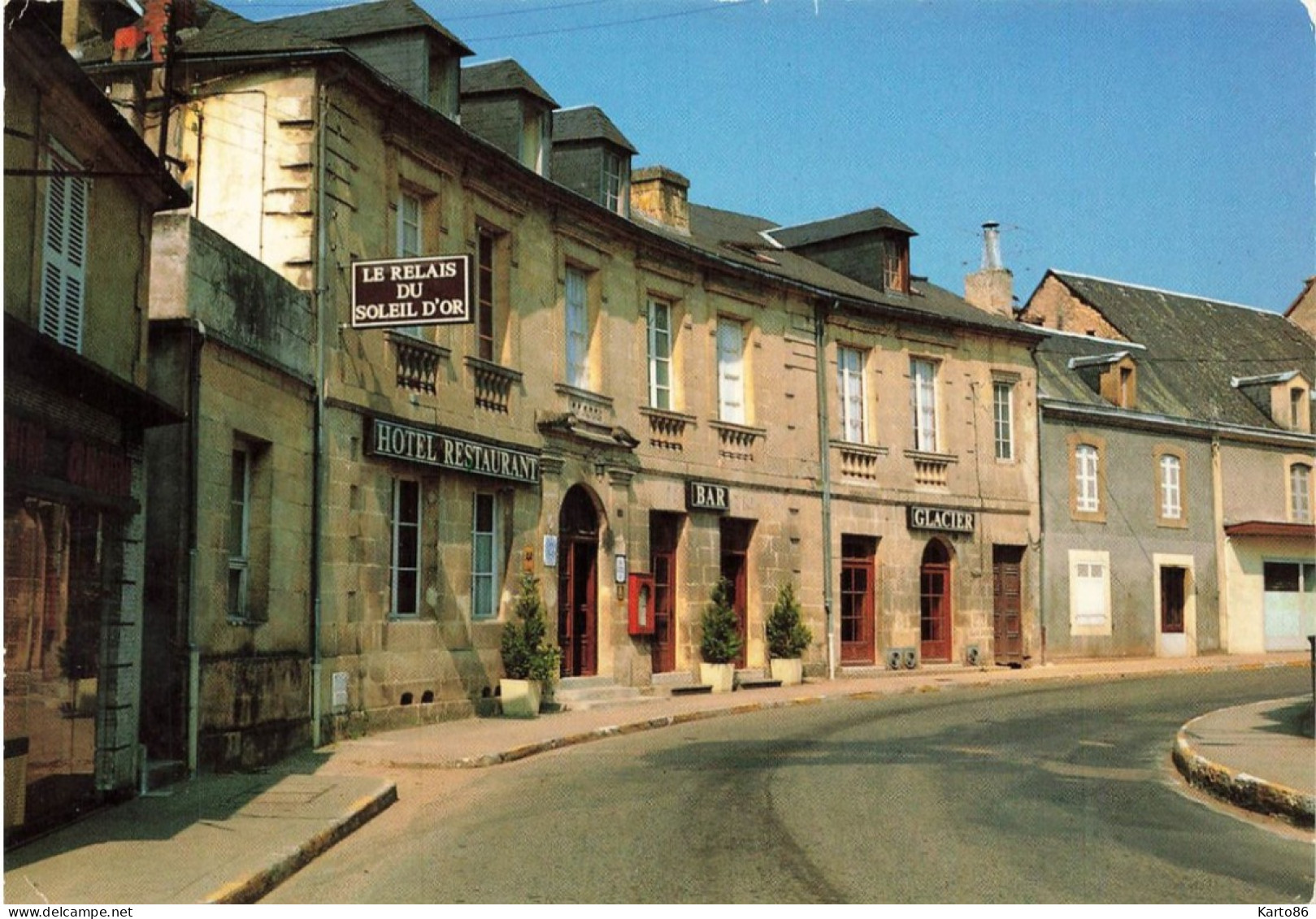 Montignac * La Rue Principale Du Village * Hôtel Restaurant Du Soleil D'or , Bar Glacier - Montignac-sur-Vézère