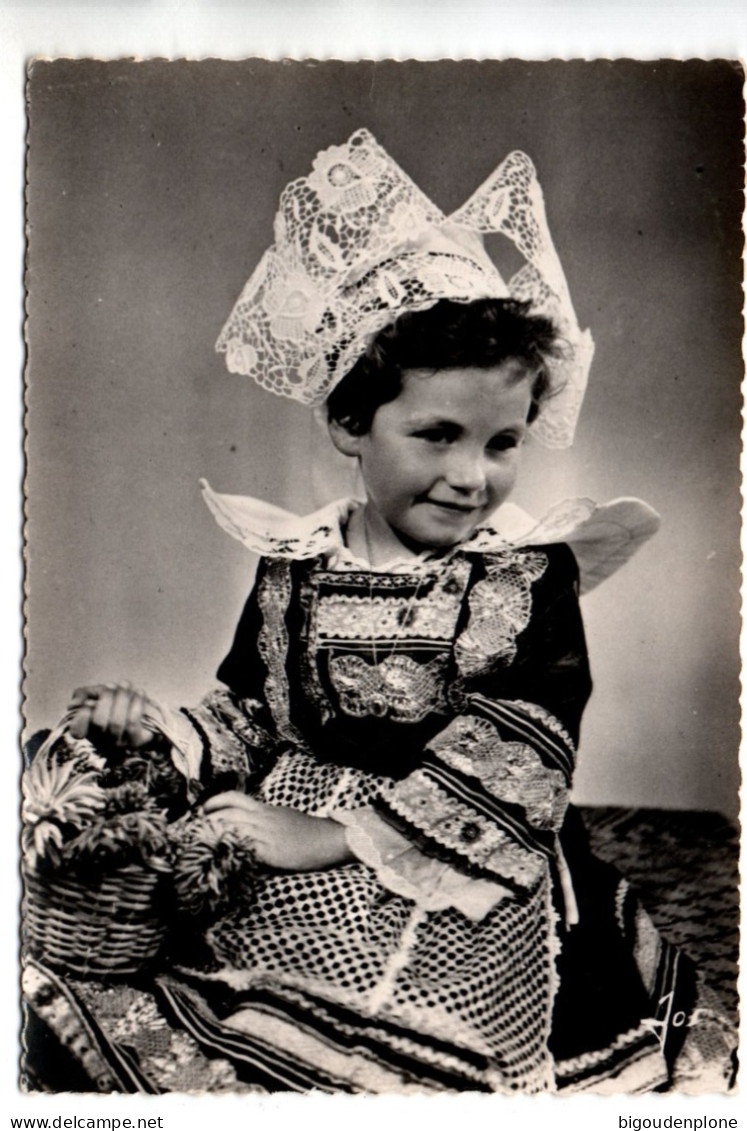 CPSM Fillette En Costume De Fête De La Région De Pont Aven - Pont Aven