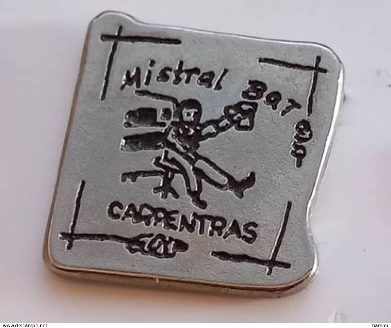 V111 Pin's Carpentras Vaucluse Mistral Bat Achat Immédiat - Cities