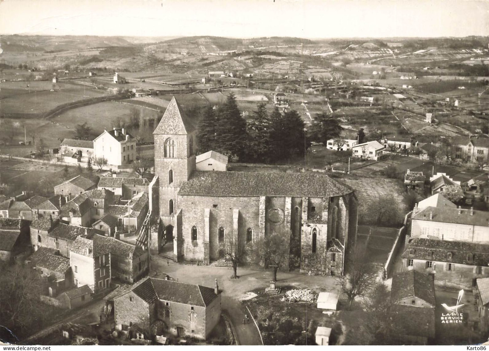 Belves * Vue Aérienne Sur La Place De L'église Du Village - Autres & Non Classés