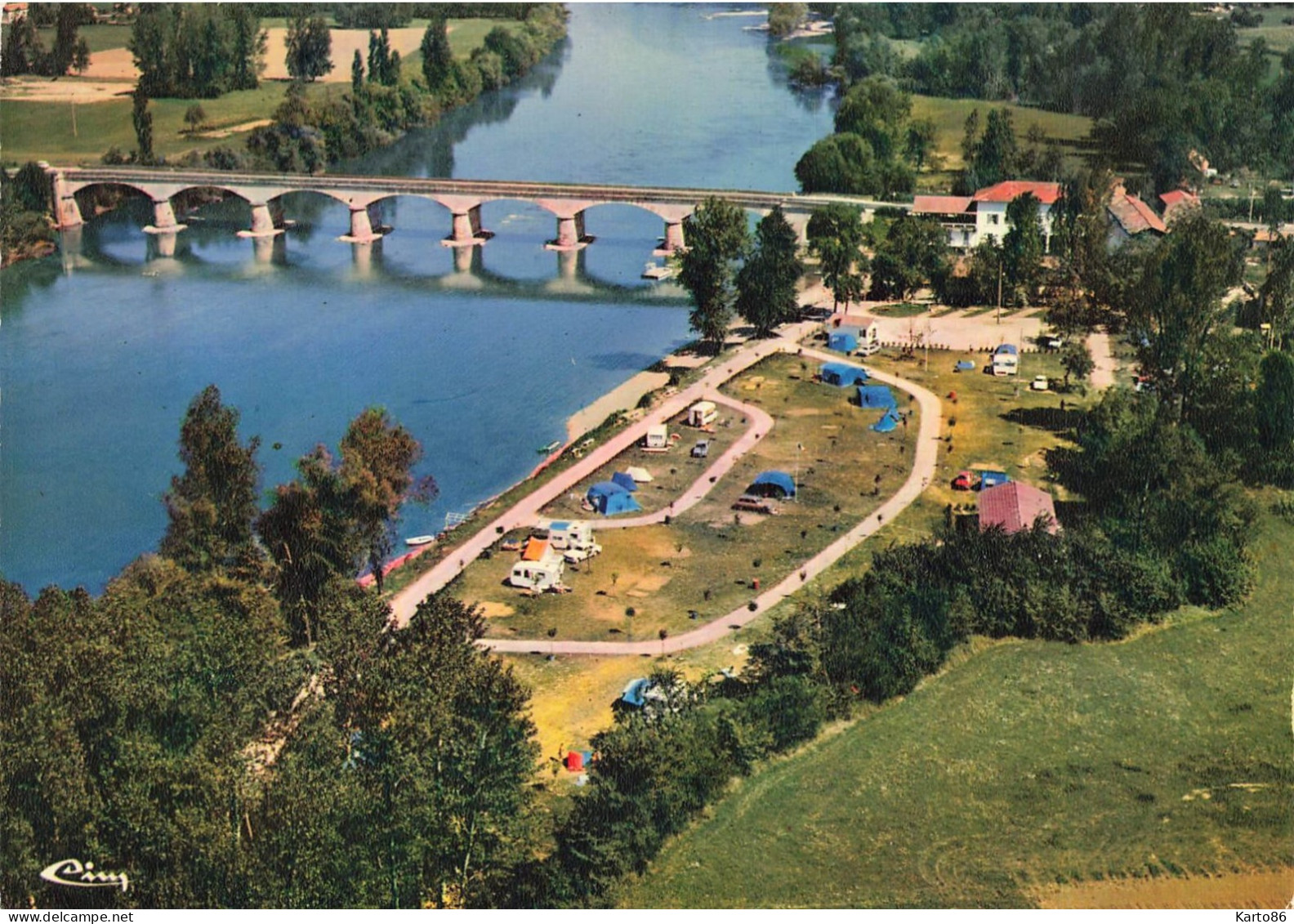 Siorac En Périgord * Vue Aérienne Sur Le Camping Au Bord De La Dordogne * Le Pont - Autres & Non Classés