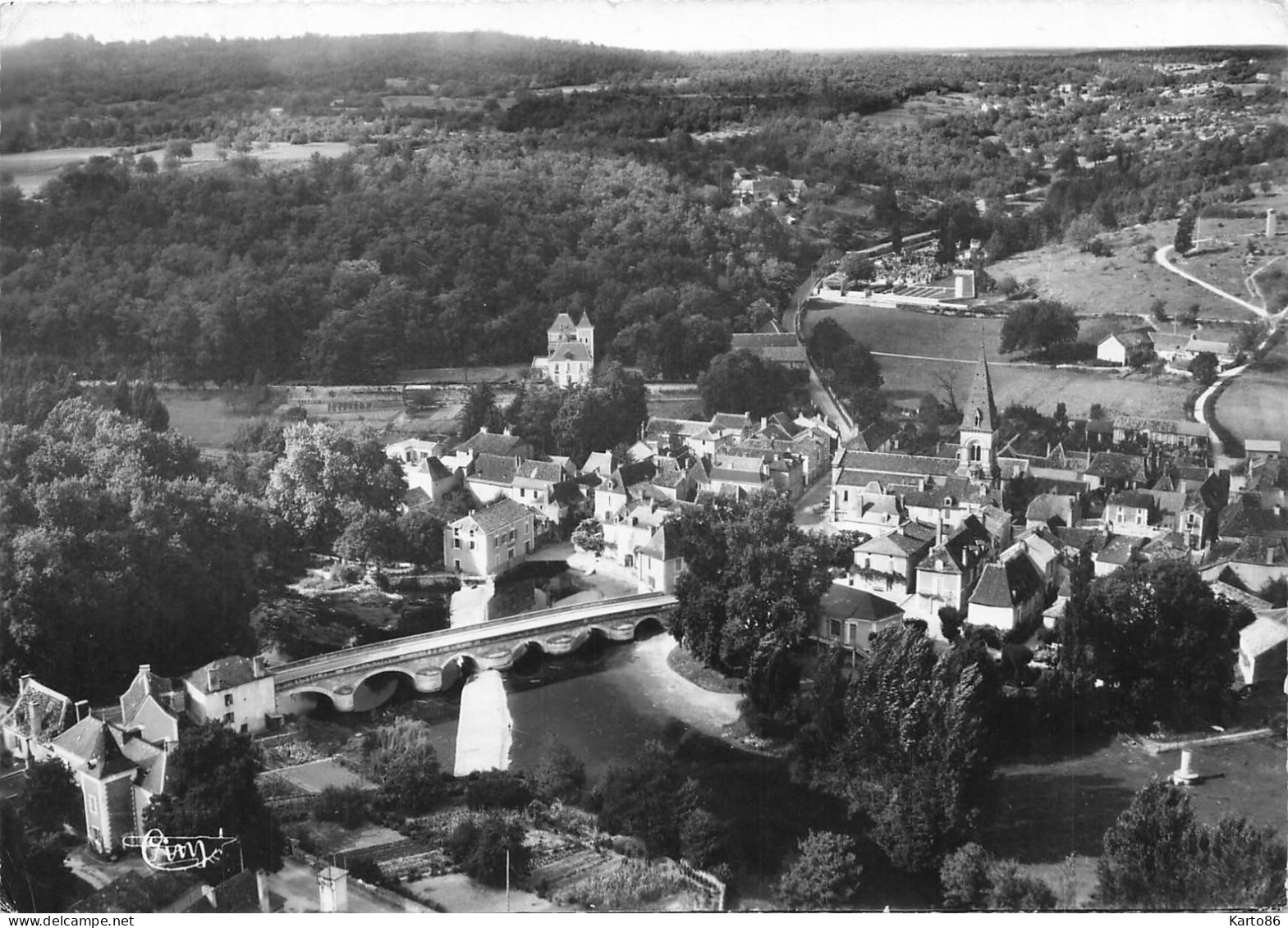 Cubjac * Vue Générale Aérienne Sur La Commune Et Le Pont - Autres & Non Classés