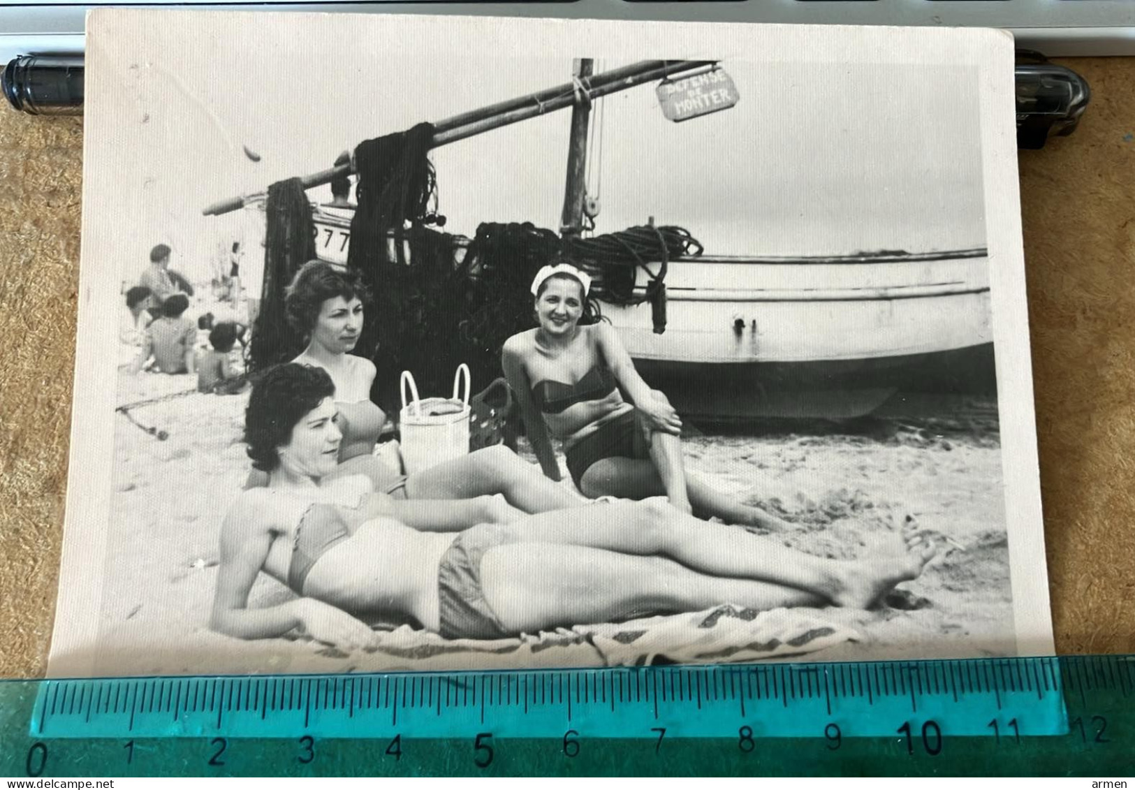 REAL PHOTO - PIN UP -  PLAGE 3 FEMMES SUR LA PLAGE - BARQUE DE PECHE (Defense De Monter ) - Pin-ups