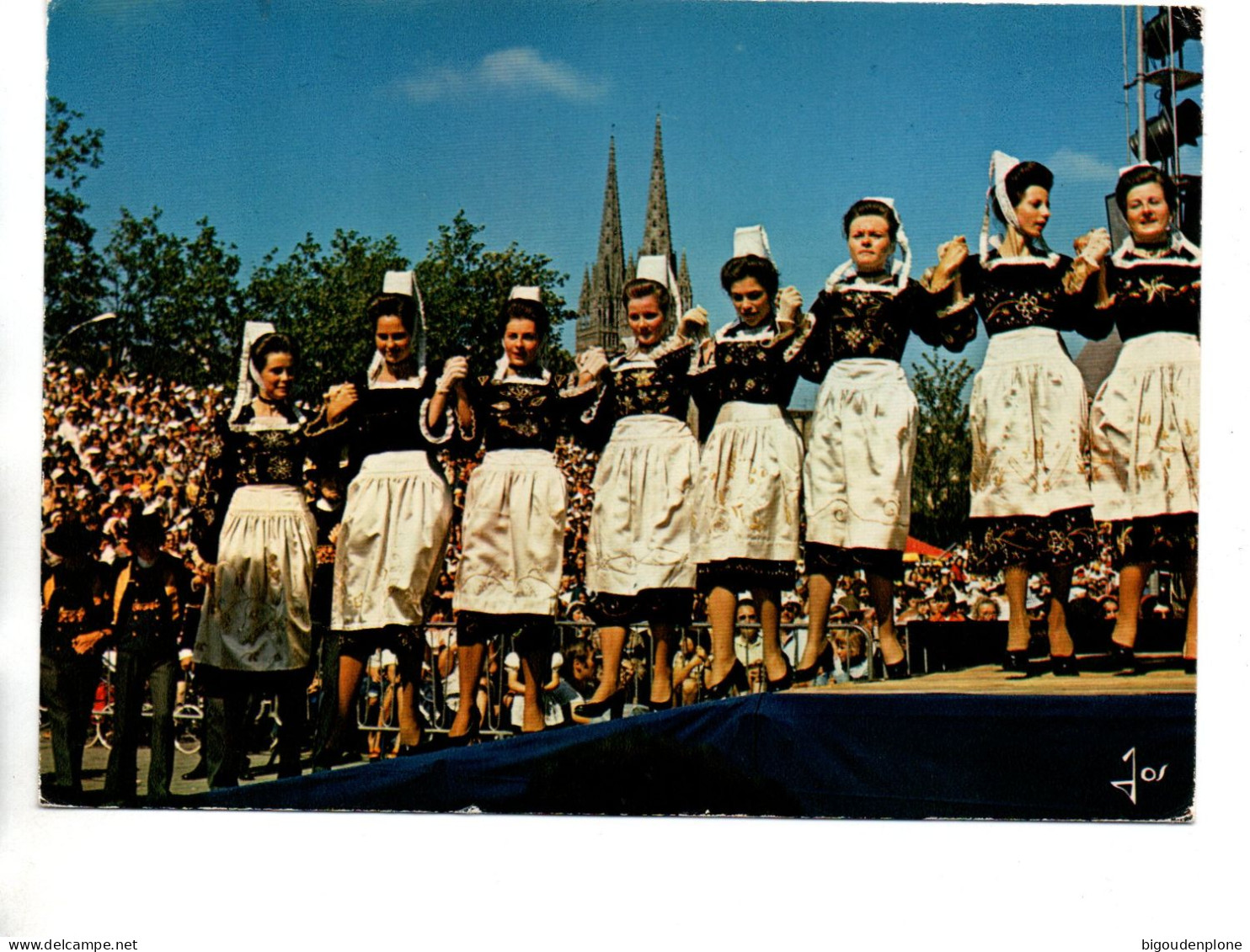 CP Aux Fêtes De Cornouaille Tabliers Brodés D'or Et Coiffes De Dentelle Au Pays Glazik - Quimper