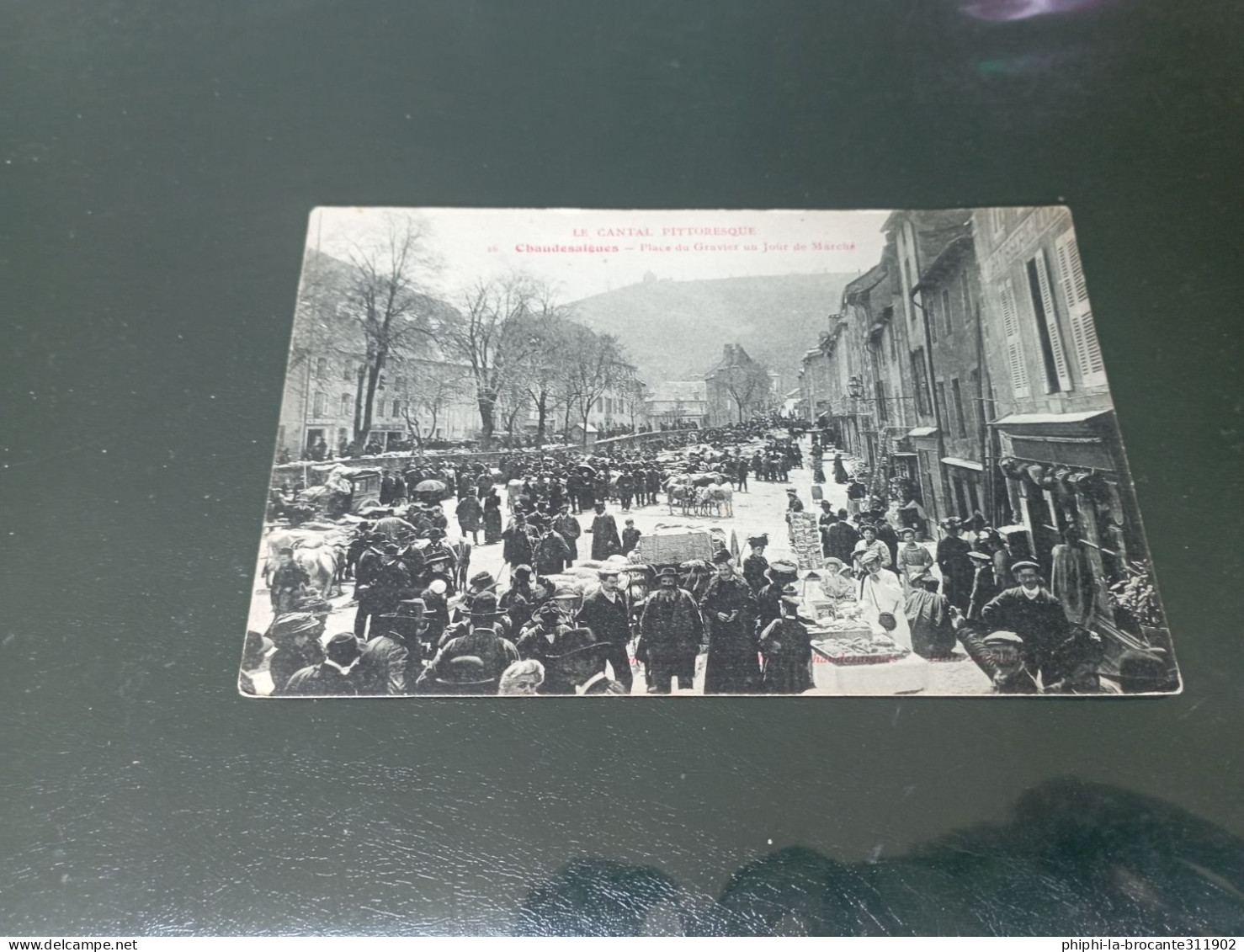 H12/431- CHAUDESAIGUES- Place Du Gravier Un Jour De Marché - Autres & Non Classés