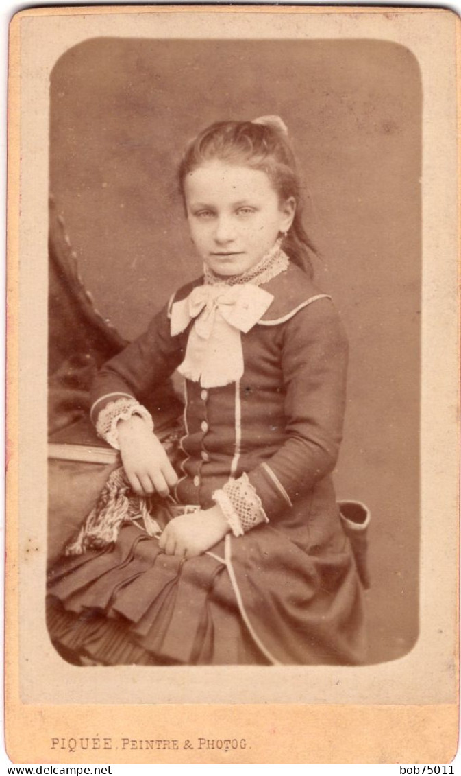Photo CDV D'une Jeune Fille élégante   Posant Dans Un Studio Photo A Paris - Alte (vor 1900)