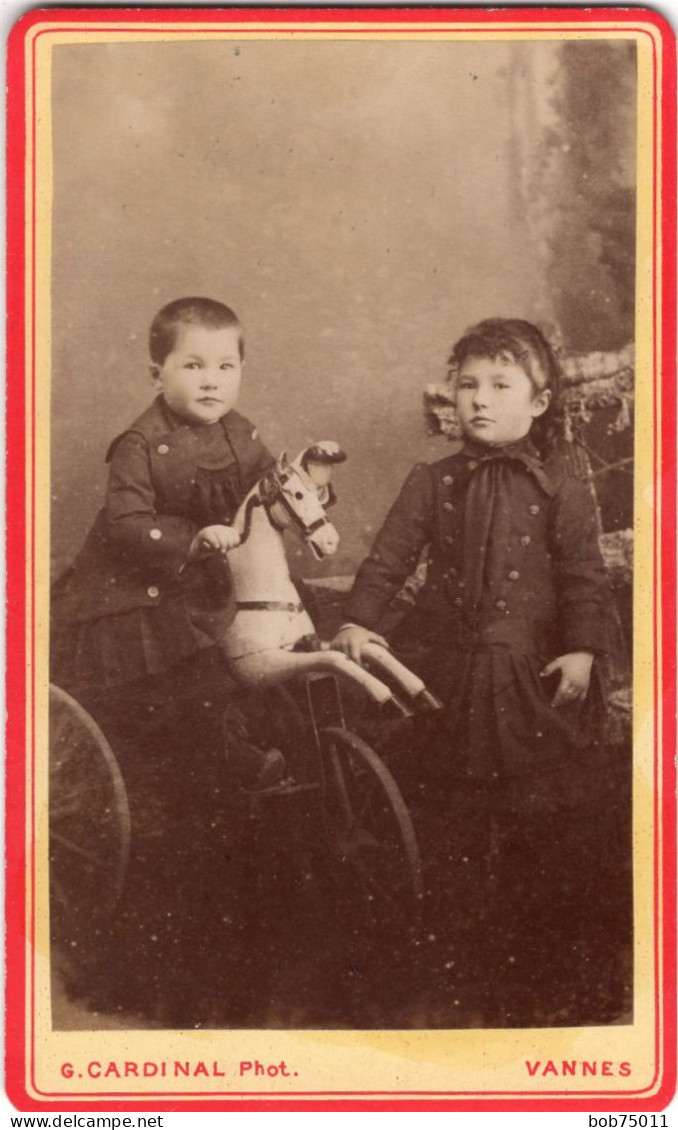 Photo CDV D'une Petite Fille élégante Avec Un  Petit Garcon Posant Avec Des Jouet Dans Un Studio Photo A Vannes - Alte (vor 1900)
