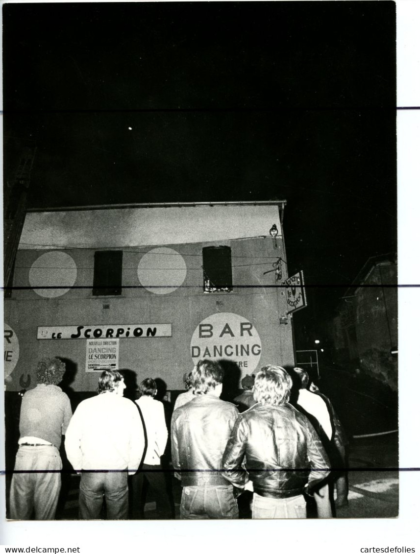 22 PHOTOGRAPHIES. Rhône. SOURCIEUX Les MINES. Incendie Discothèque Dancing LE SCORPION En 1977 Rue Sarrazin . Pompiers - Anonymous Persons
