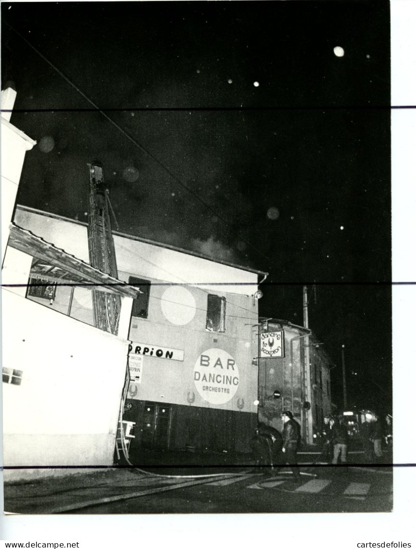 22 PHOTOGRAPHIES. Rhône. SOURCIEUX Les MINES. Incendie Discothèque Dancing LE SCORPION En 1977 Rue Sarrazin . Pompiers - Anonymous Persons