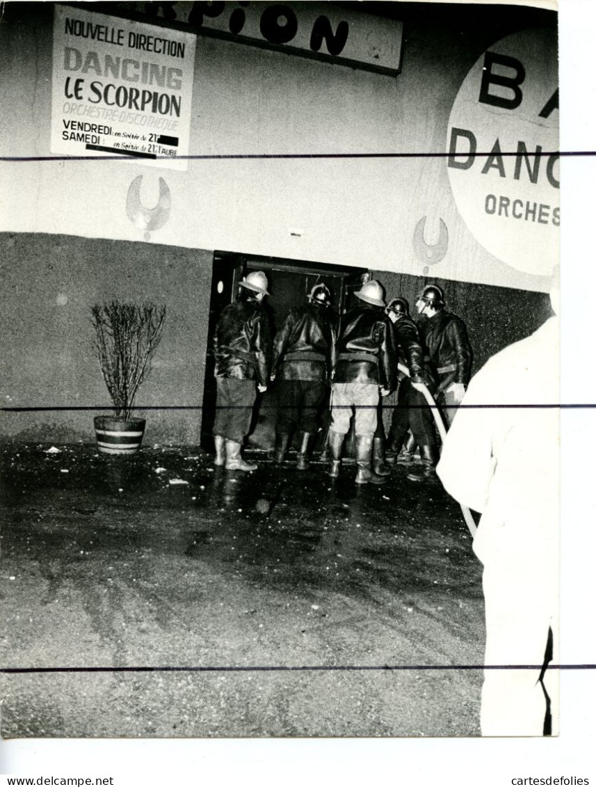 22 PHOTOGRAPHIES. Rhône. SOURCIEUX les MINES. Incendie discothèque dancing LE SCORPION en 1977 rue sarrazin . Pompiers