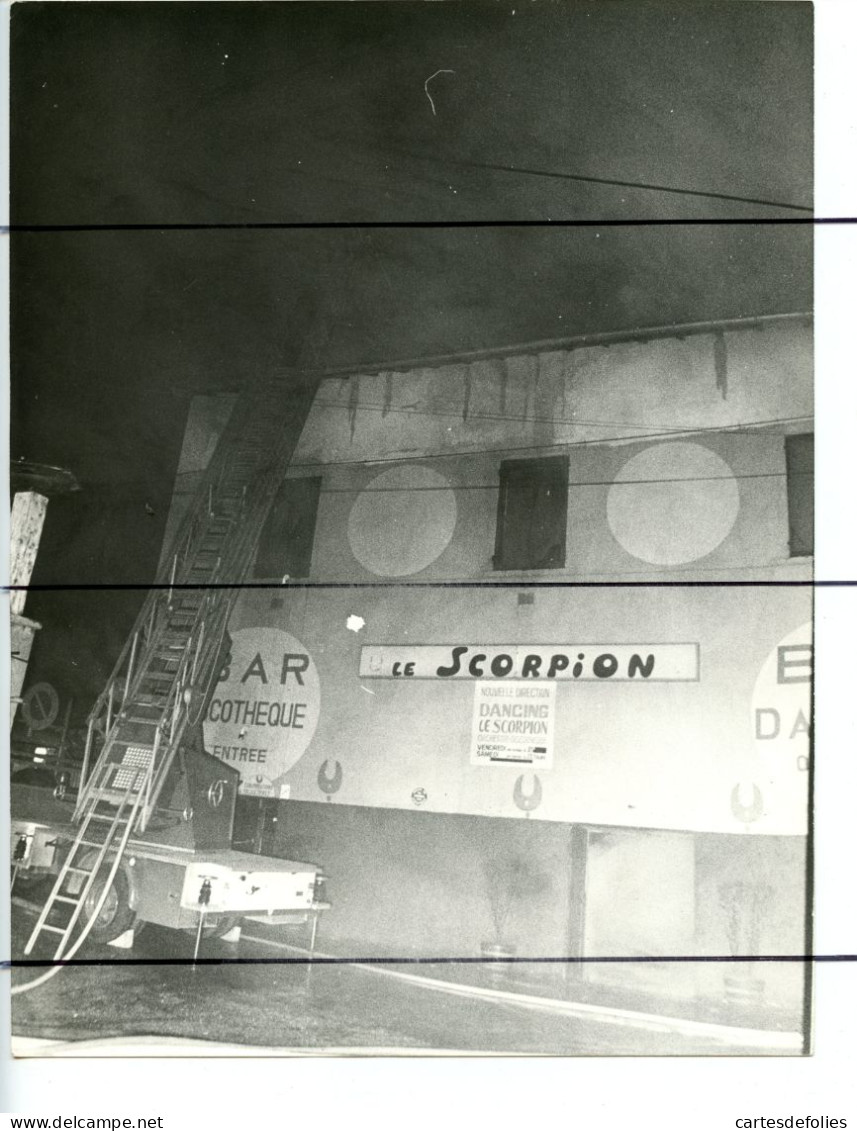 22 PHOTOGRAPHIES. Rhône. SOURCIEUX les MINES. Incendie discothèque dancing LE SCORPION en 1977 rue sarrazin . Pompiers