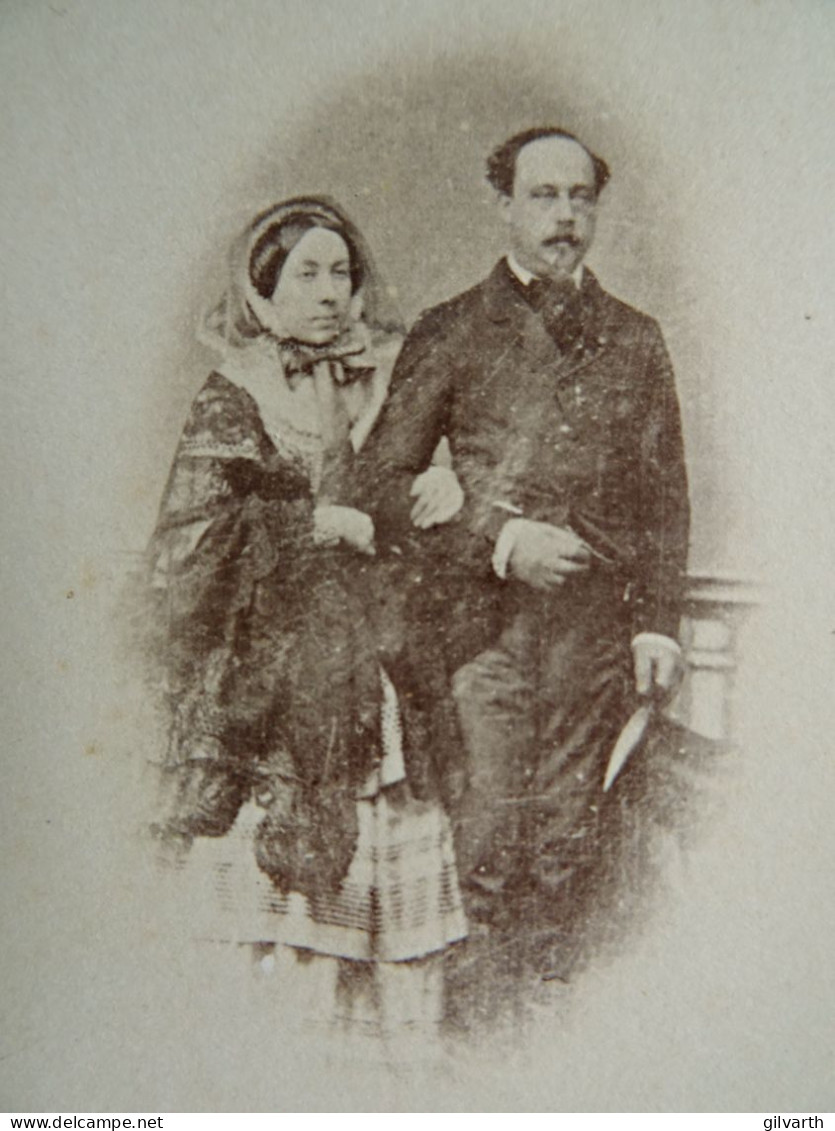 Photo CDV Anonyme  Couple élégant  Bras Dessus-dessous  Sec. Emp. CA 1865 - L436 - Alte (vor 1900)
