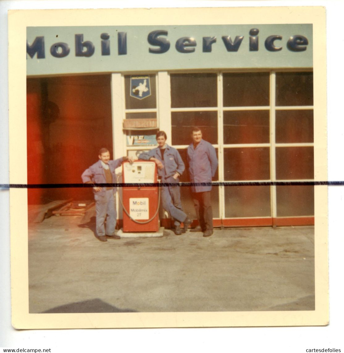 PHOTOGRAPHIE COULEUR. Pompe Essence MOBIL Service, Station Service , Mobilservice 2 T , Ouvriers, Mécaniciens - Lieux