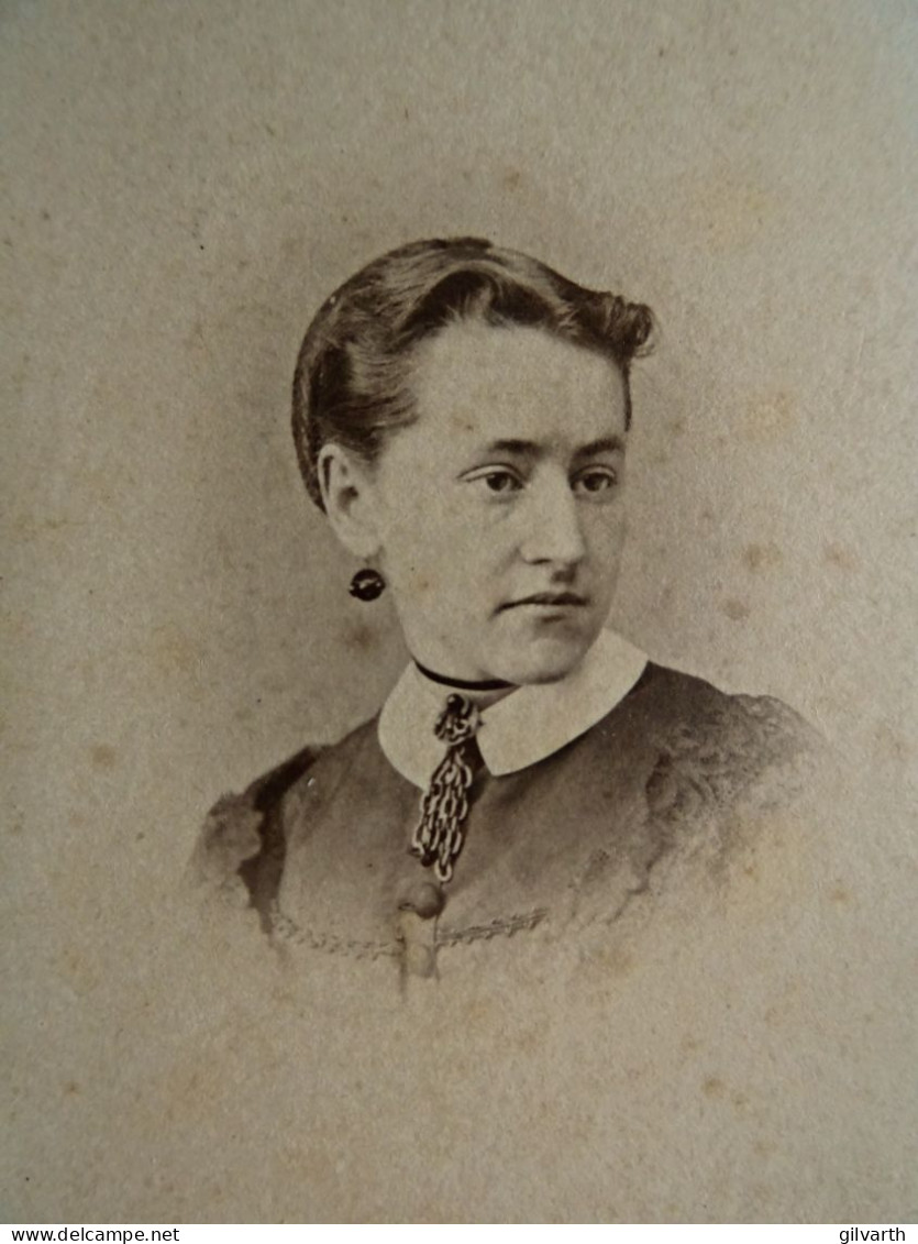 Photo CDV K. Bill  New York  Portrait Jeune Femme  Col Claudine  CA 1870-75 - L436 - Alte (vor 1900)