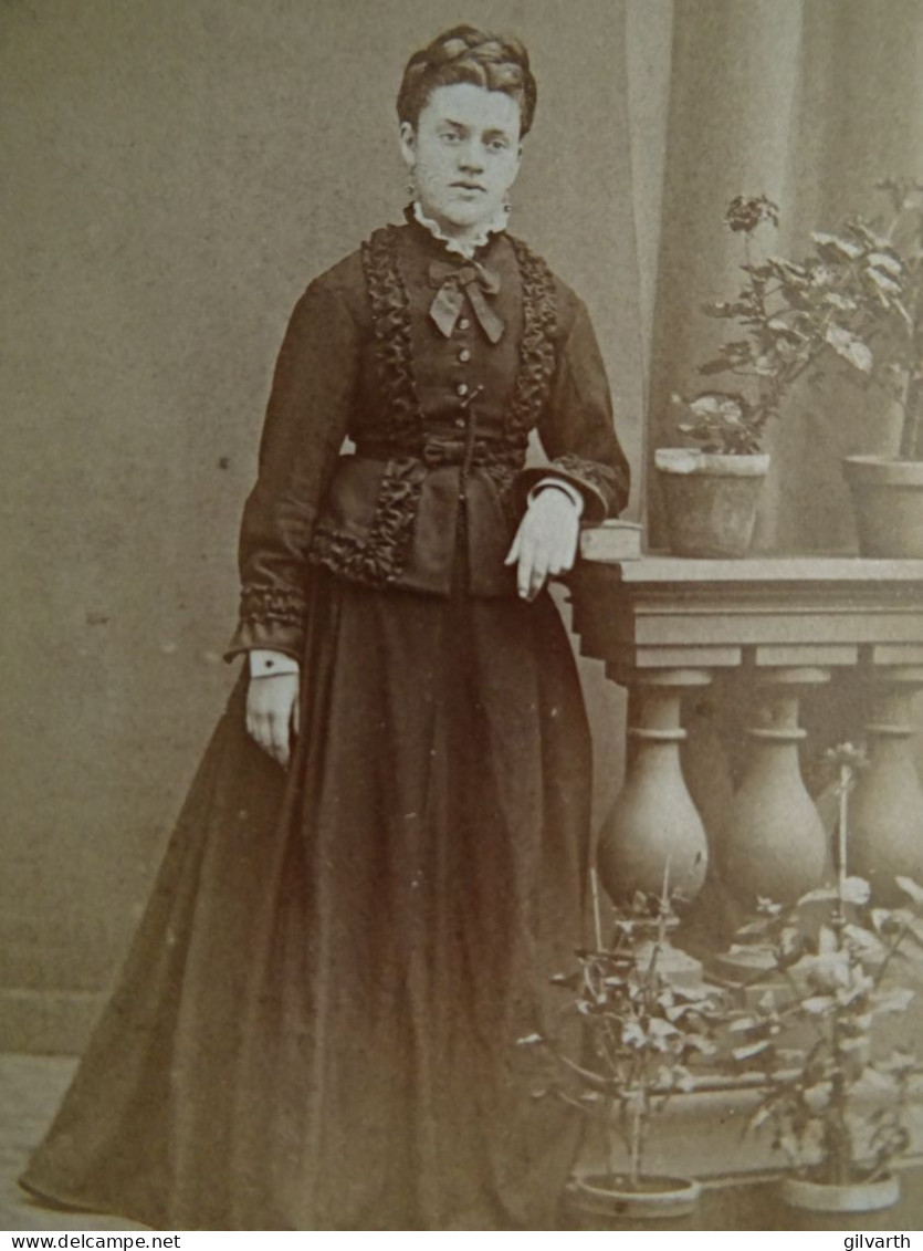 Photo CDV Albert  St Chamond  Jeune Femme Accoudée Sur Une Balustrade  CA 1870-75 - L436 - Alte (vor 1900)