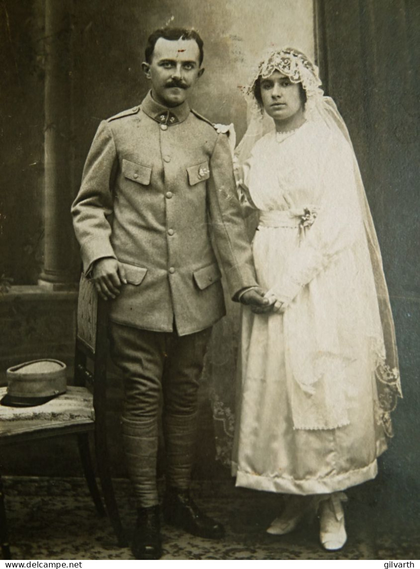 Photo Cabinet  Perriard à Colombes - Couple Jeunes Mariés, Militaire Ca 1914-1918 L436 - Anonymous Persons