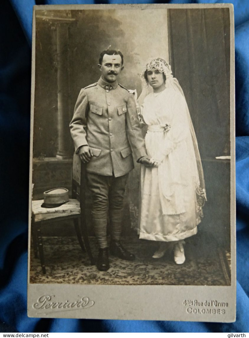 Photo Cabinet  Perriard à Colombes - Couple Jeunes Mariés, Militaire Ca 1914-1918 L436 - Anonymous Persons