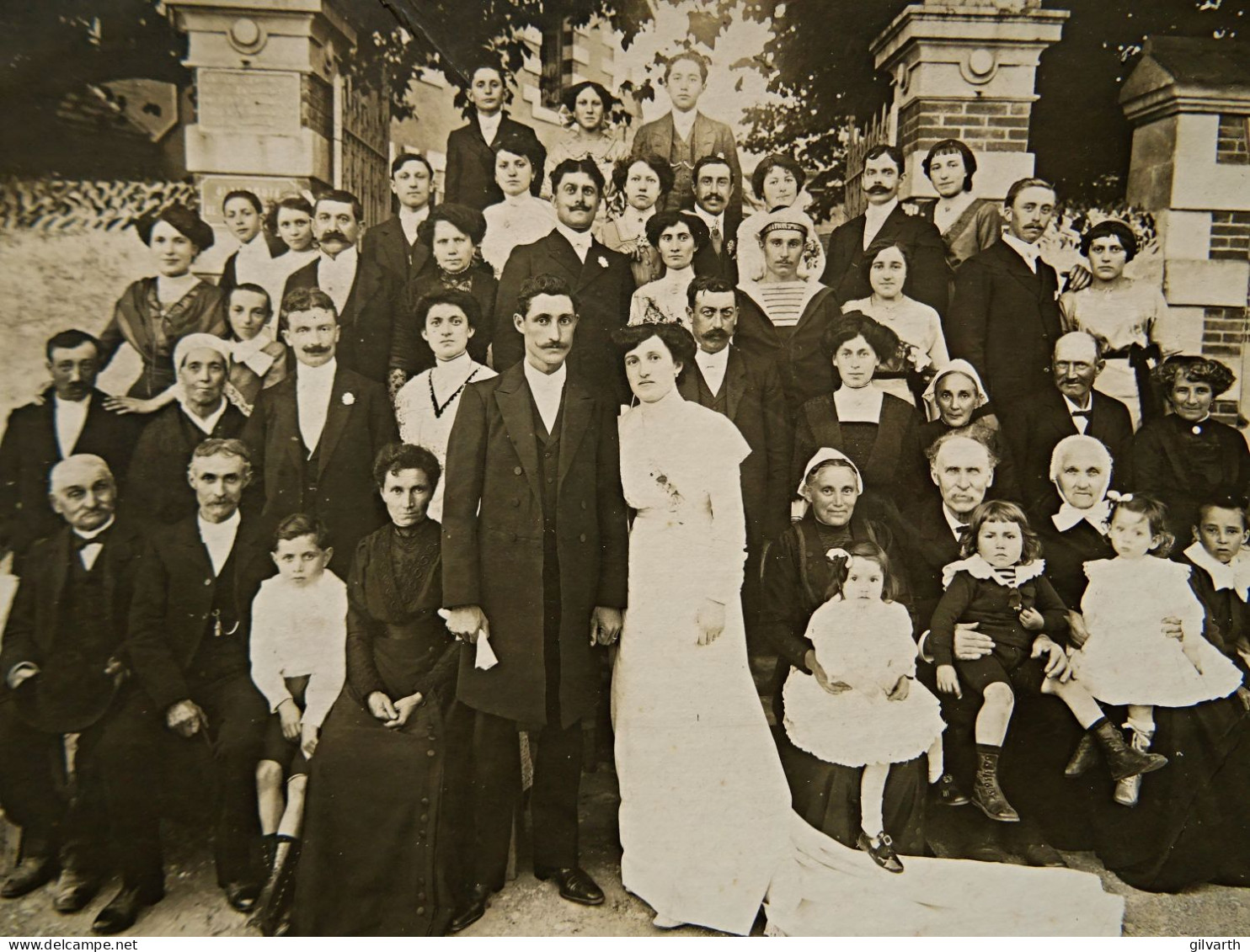 Photo Grand Cabinet - Photo De Mariage, Famille, Matelot, Femmes Avec Coiffe Régional  Ca 1900-10 L441 - Alte (vor 1900)