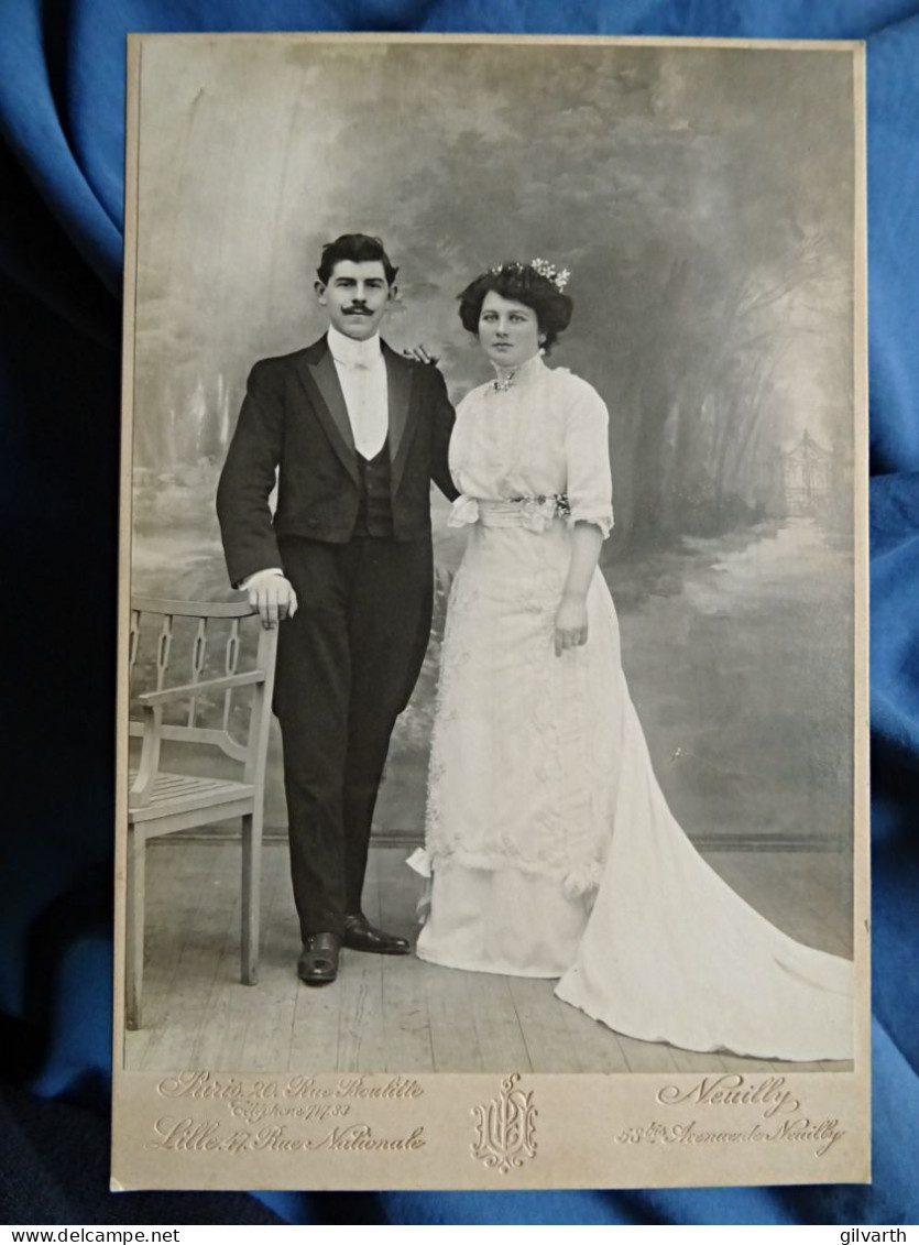 Photo Cabinet Union Photo. Française, Paris - Couple Jeunes Mariés, Ca 1895-1900 L432 - Alte (vor 1900)